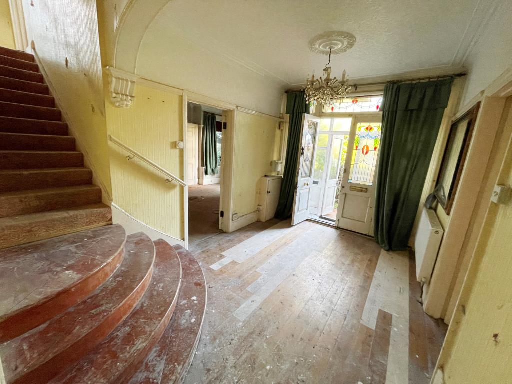 Lot: 62 - SUBSTANTIAL AND ATTRACTIVE DETACHED HOUSE FOR REFURBISHMENT - Entrance hall with staircase